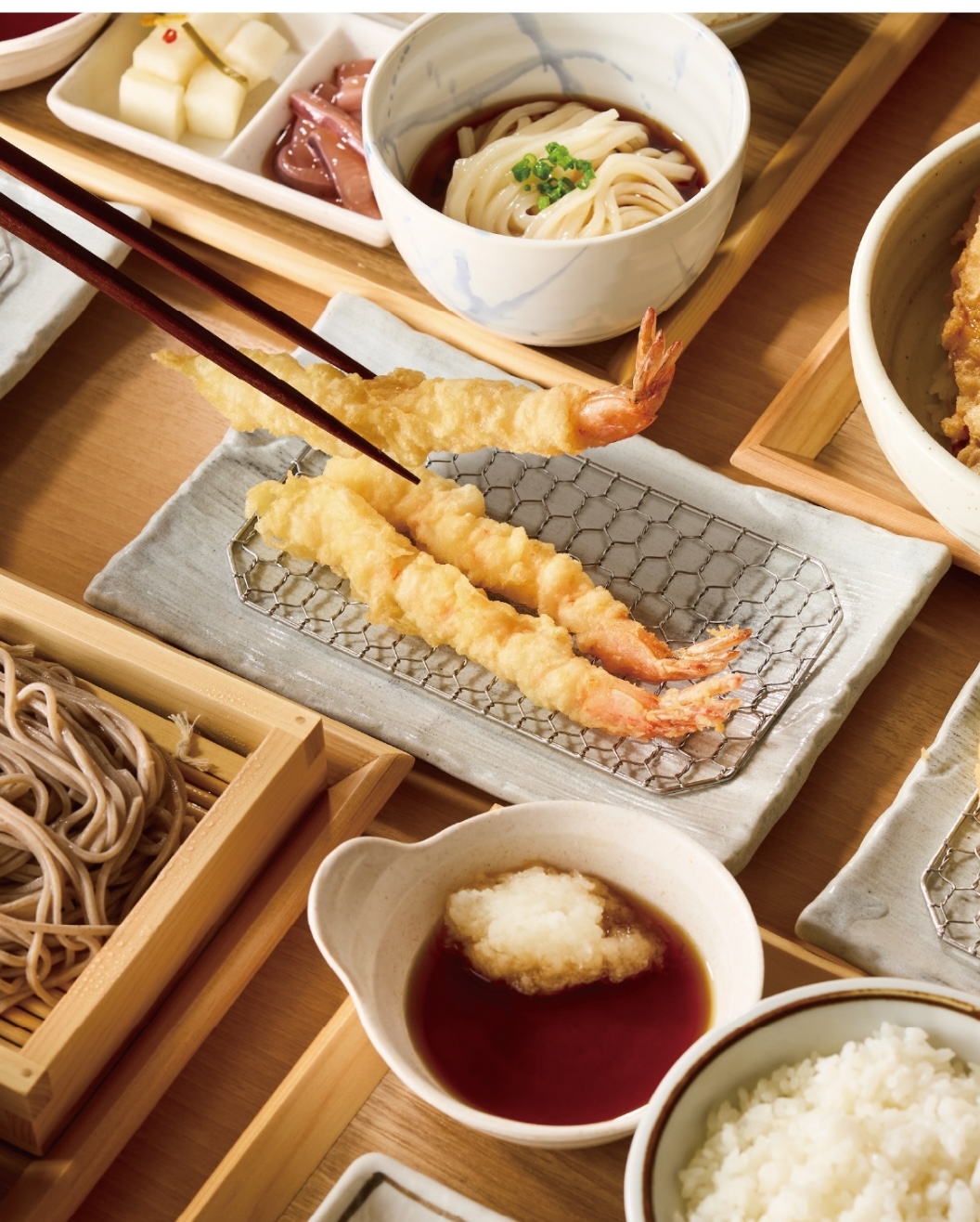 天ぷらまきのの職人 - 笑顔で天ぷらを提供する職人の姿
